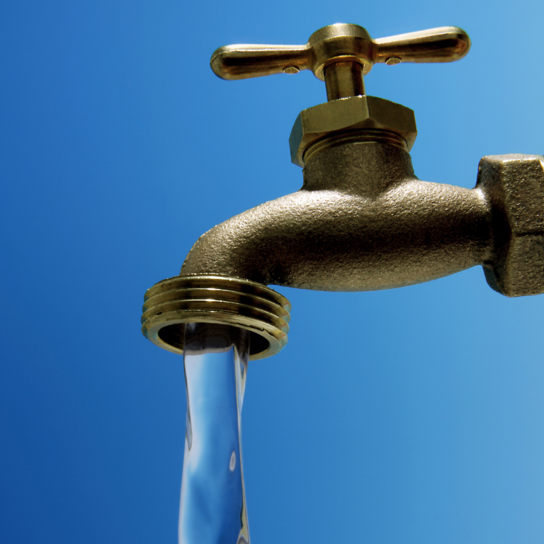 $!Epmaps desplegó maquinaria para limpiar la vía y evaluar los daños en el sistema de captación.