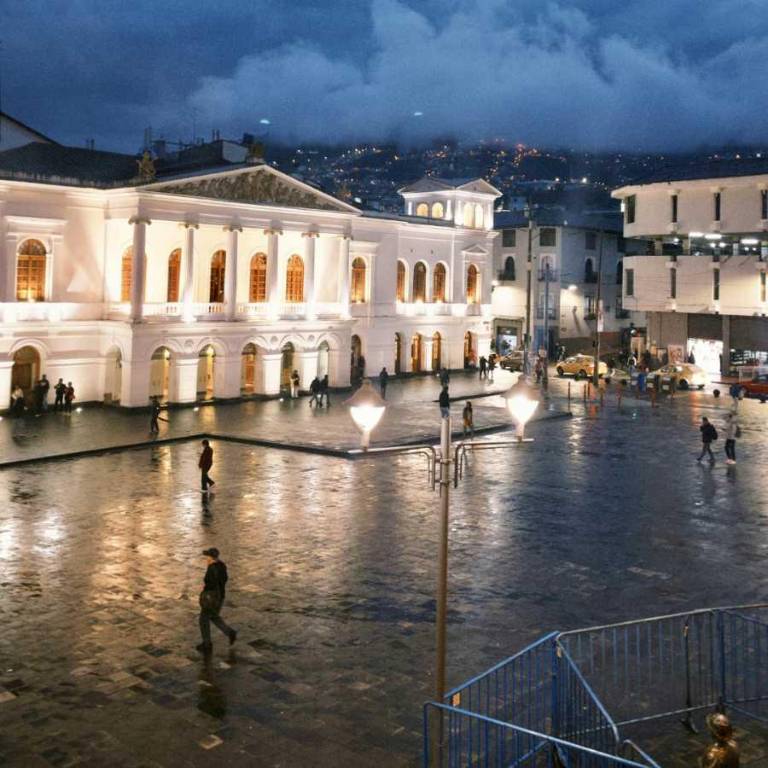 $!Se recomienda usar transporte público por los cierres viales alrededor del Estadio Olímpico Atahualpa.