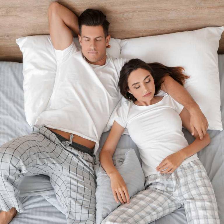 $!Solo el 20% de las parejas duerme en “posición cucharita”, según Healthline.