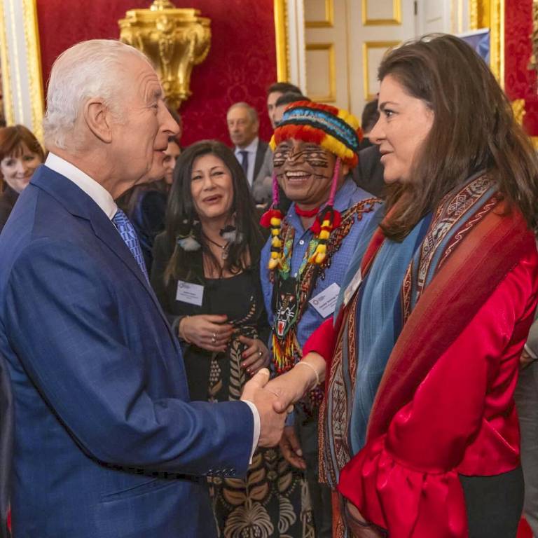 $!Belén Páez saludando al Rey Carlos durante un conversatorio de Alíanza por la Economía Circular en Londres.
