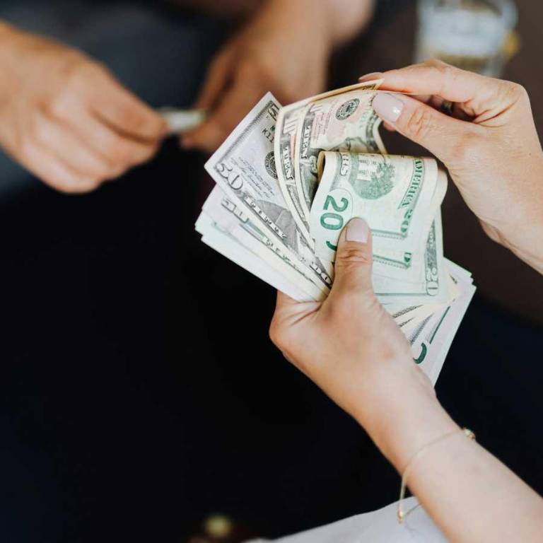 $!En 2025, varias empresas privadas también adelantarán el pago del bono navideño.