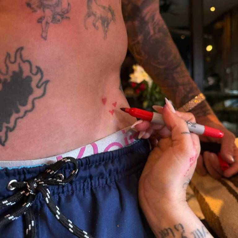 $!Tres corazones rojos despertaron múltiples interpretaciones entre los seguidores.