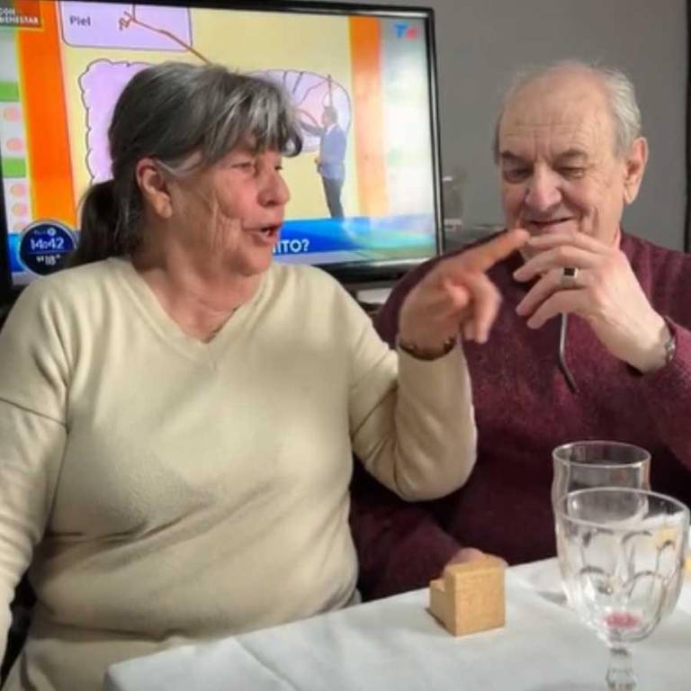 $!La mujer sacó un anillo y sorprendió a su pareja, quien aceptó con un tierno gesto.