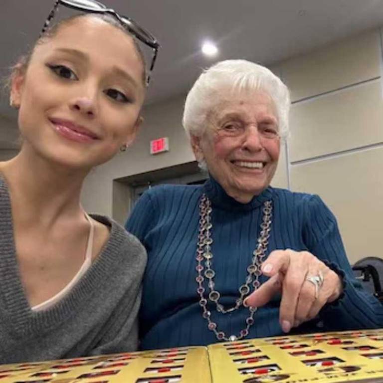 $!Más que una figura familiar, “Nonna” fue un símbolo de amor, sabiduría y complicidad intergeneracional, presente en momentos clave de la carrera de Ariana.