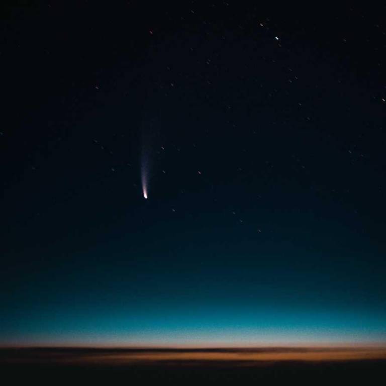 $!Viaja a 210 000 km/h y posee una masa estimada de 33 000 millones de toneladas.