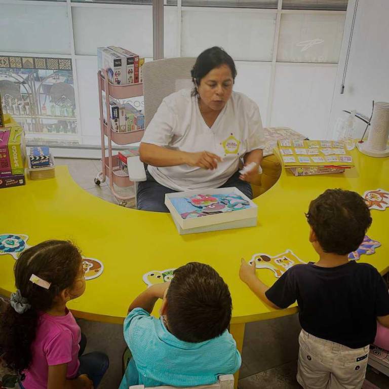 $!La psicóloga Laura Noroña Vinueza con un grupo de niños en su espacio terapéutico en Samborondón.