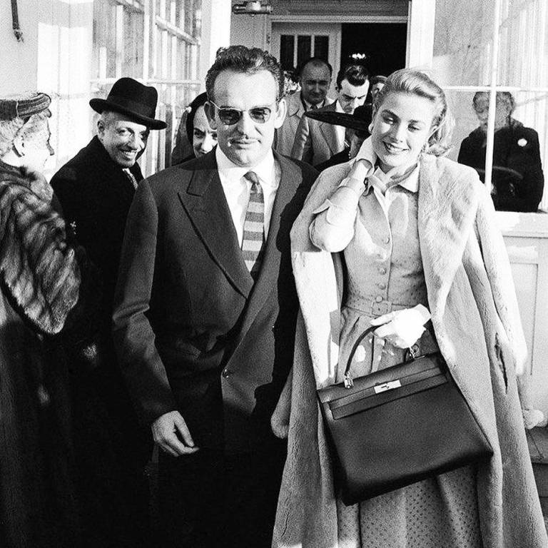 $!La icónica Grace Kelly fotografiada con su bolso Hermès en 1956. Originalmente, el bolso se llamaba Sac à dépêches cuando se lanzó al mercado en 1935, pero finalmente se lo conoció como el bolso Kelly cuando se publicaron fotos de ella usándolo.