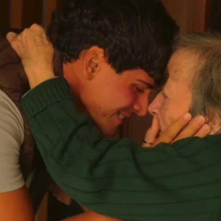 $!Su abuela protagonizó una escena llena de amor y fe que emocionó a todo TikTok.