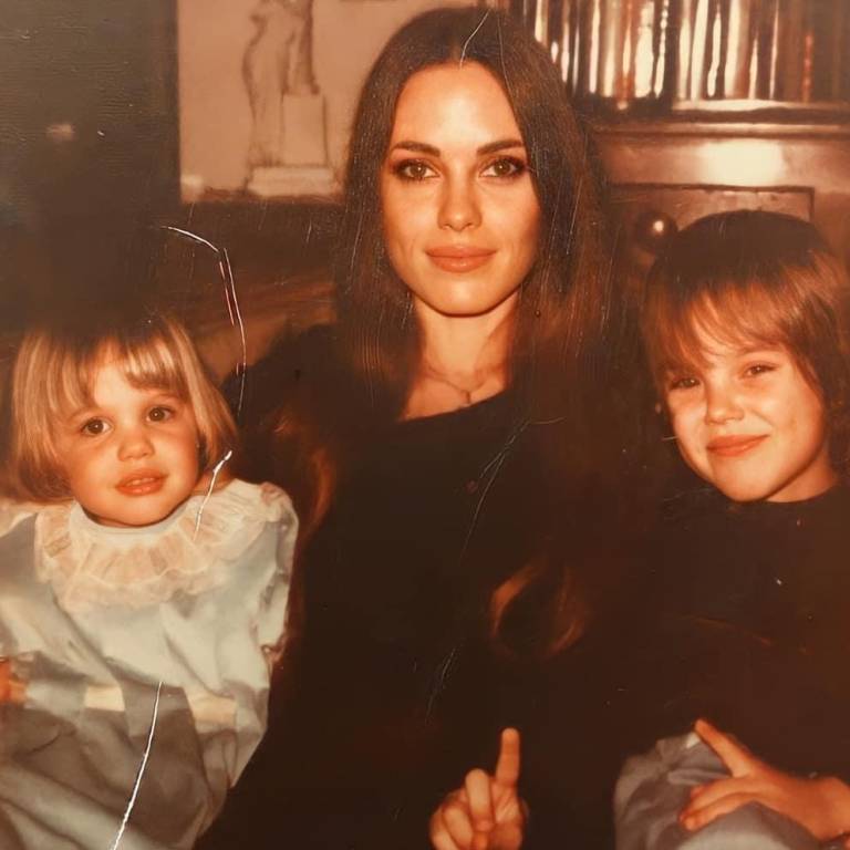 $!Marcheline Bertrand con sus hijos, Angelina Jolie y James Haven.