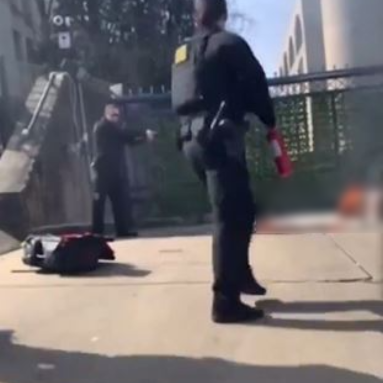 $!El hombre ardió de pie durante más de 30 segundos antes de caer al suelo. Los oficiales que aparecen en el video, en cambio, arribaron un minuto después y procedieron a apagar el fuego con un extintor.