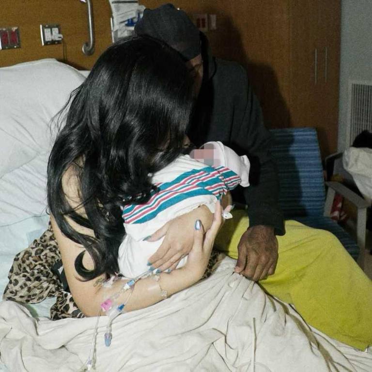 $!Cardi B decidió convertir su cordón umbilical en una obra.