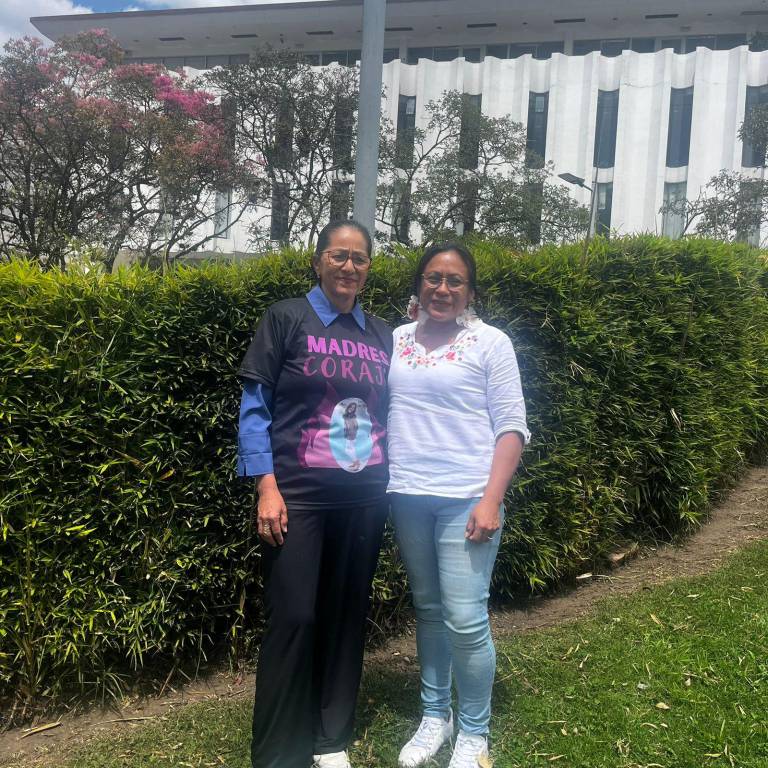$!Anabel Campos, izquierda, y Nadia Tapuy unen esfuerzos para lograr justicia. Aquí aparecen en los exteriores de la Pontificia Universidad Católica, en Quito.