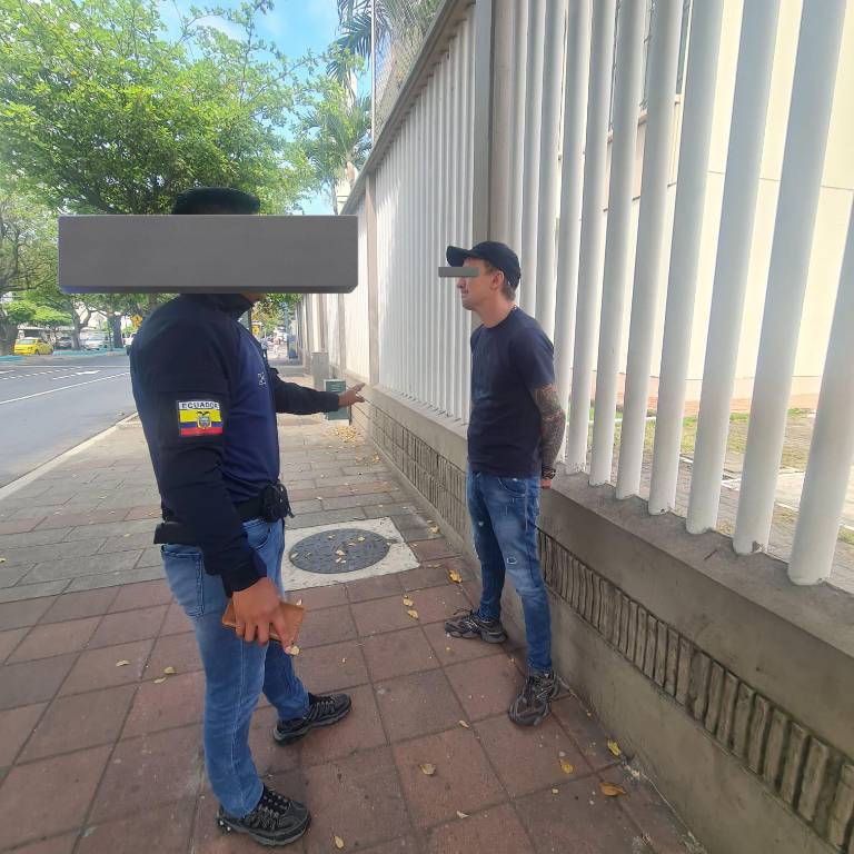 $!Fotografía que miestra a alias Ruso esposado, tras ser detenido por agentes en una calle de La Atarazana.