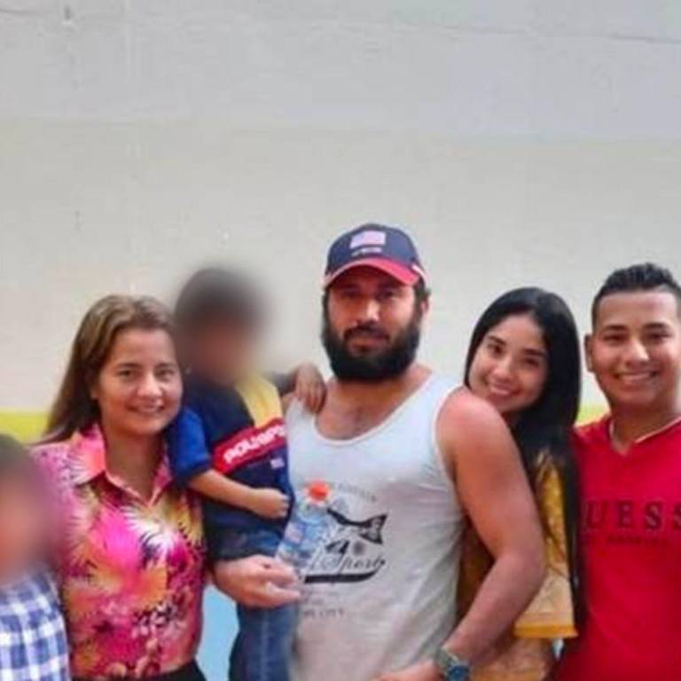 $!Alias 'Fito' con su familia expulsada de Argentina.