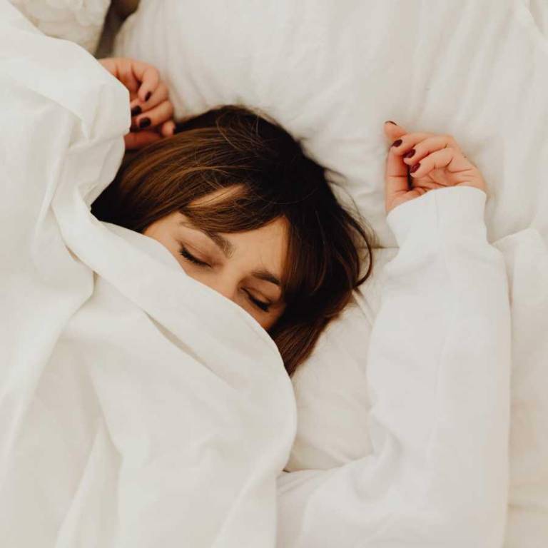 $!El insomnio extremo empuja al cerebro a un estado intermedio entre alerta y sueño profundo.