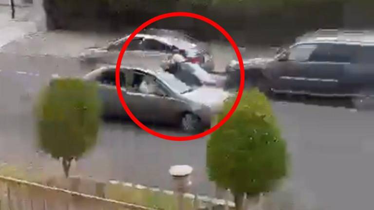 VIDEO: Víctima de robo se colgó de un carro para evitar que los sospechosos huyan en Quito