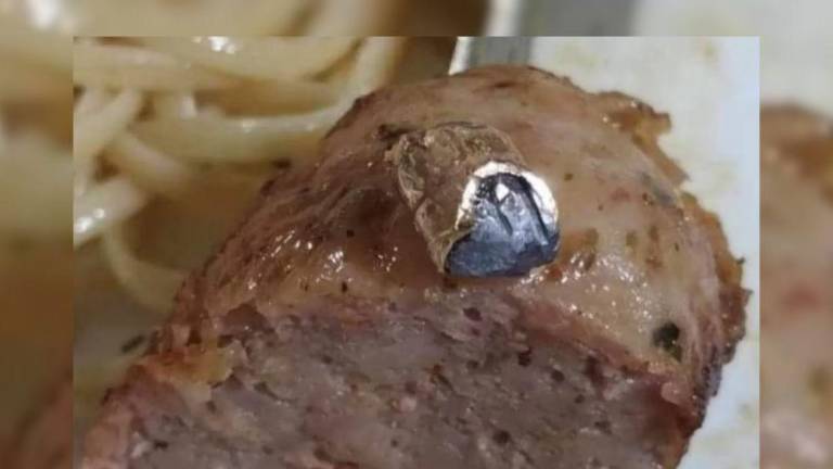 Desagradable sorpresa: sujetó halló una bala dentro de un chorizo