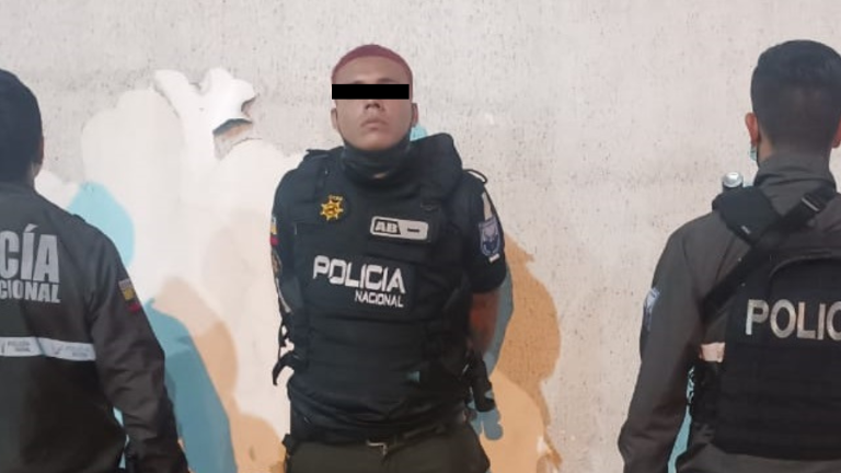 Un presunto delincuente disfrazado como policía fue detenido en el norte de Guayaquil