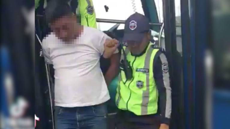 Captan a chofer de bus en estado etílico en el sur de Quito: enfrentará un proceso penal