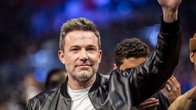 Ben Affleck responde en español a paparazzi cuando le preguntó sobre formalizar su relación con la diva de Bronx.