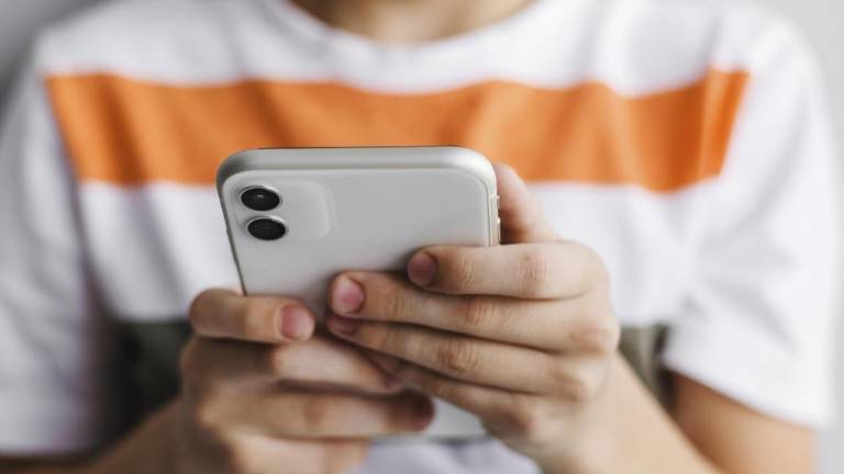HRW alerta que grupos armados usan TikTok y Facebook para reclutar niños en Colombia, a cambio de 'poder y dinero'