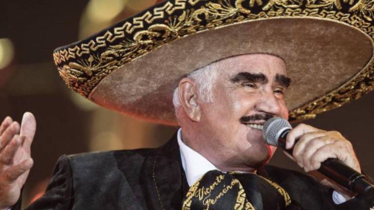 Vicente Fernández se recupera de caída con respirador de soporte