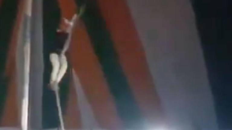 Impactante video: acróbata de circo sufre accidente con una cuerda y muere frente al público