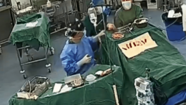 VIDEO: Cirujanos continúan con operación de vida o muerte en medio de potente terremoto en China