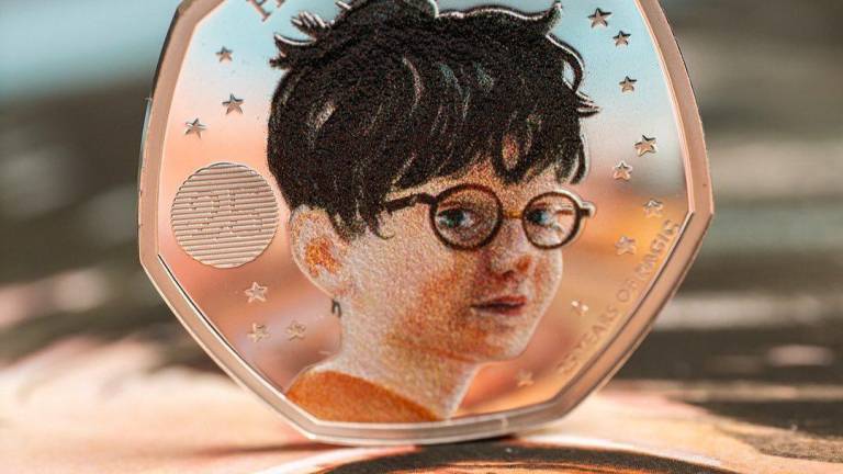 El mago más famosos del mundo aparecerá en una serie de monedas en el Reino Unido para celebrar el 25º aniversario de Harry Potter en la escuela de brujos.