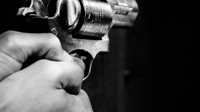 Hombre se salva de sicariato en Guayas: uno de los sospechosos cargaba una de las armas robadas a la Policía