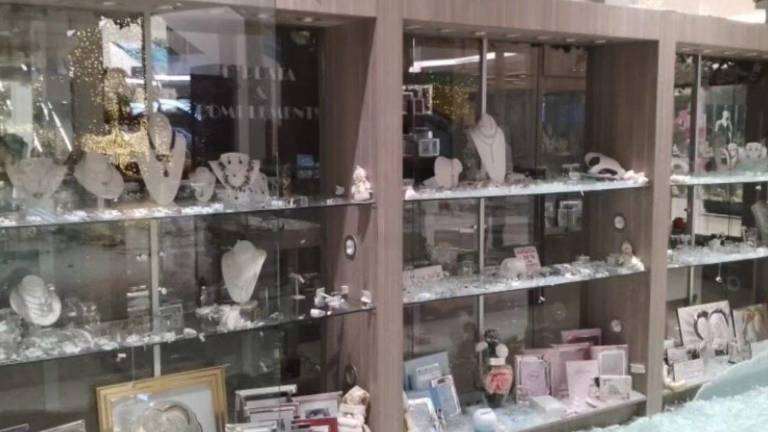 Delincuentes asaltan en centro comercial de La Aurora: se llevaron joyas y dinero