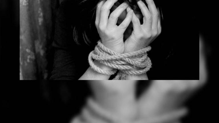 Una mujer rusa que estuvo secuestrada durante 14 años logra escapar de su captor.