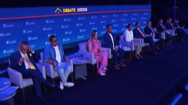 Candidatos a asambleístas presentan sus propuestas.