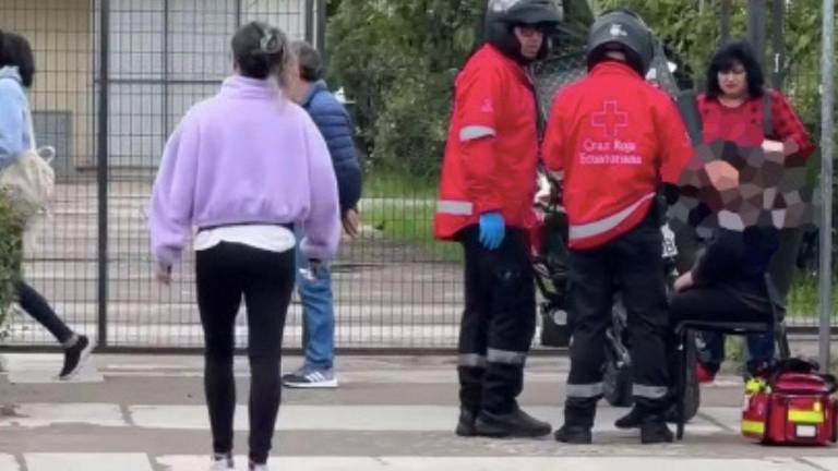 Segunda vuelta Ecuador 2025: mujer se desmayó tras recibir multa por tomar foto de su voto en Cuenca