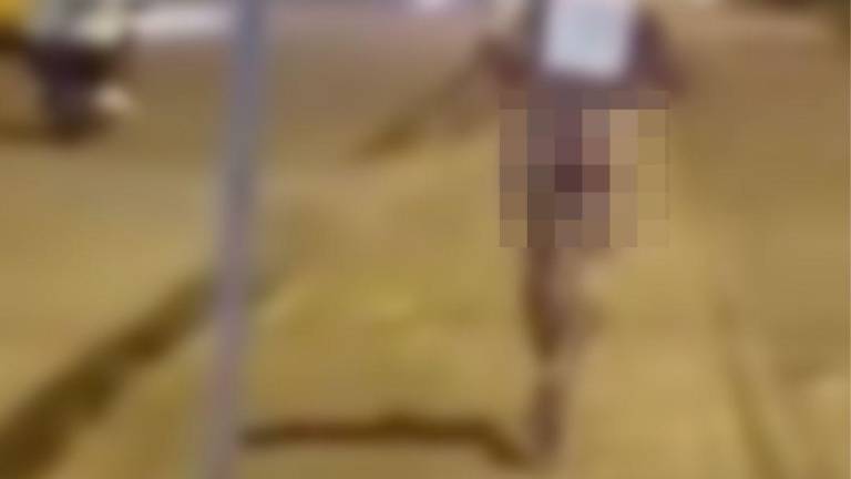 Presunto ladrón corrió por una avenida de Babahoyo, tras ser raptado por un grupo de 'justicieros'.