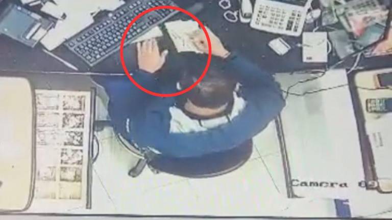 Video: así fue cómo un cajero municipal habría robado un billete a un anciano en Cuenca