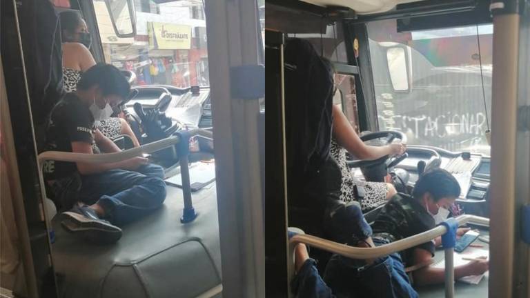 Madre ayuda a su hijo con las tareas mientras maneja un bus en Santo Domingo y se vuelve viral