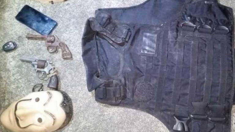 En el operativo militar, los uniformados encontraron armas y dos máscaras que presumiblemente las usaban para robos y asaltos.