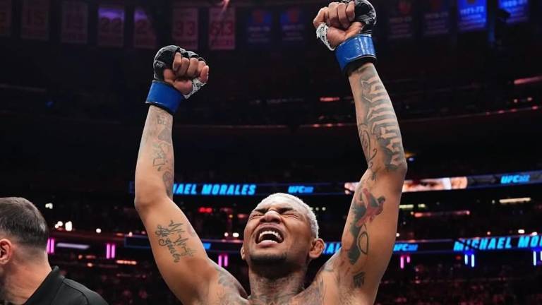 Michael Morales celebrando su triunfo sobre el estadounidense de 32 años, Sean Brady, en la UFC 322.