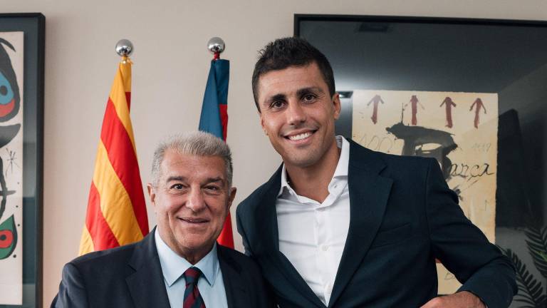 ¡Es oficial! Rodri Hernández firma con el FC Barcelona hasta 2030