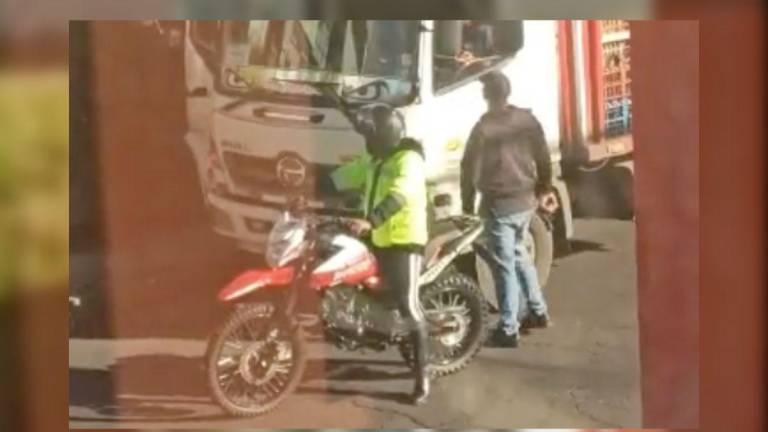 VIDEO: Sujeto se disfraza de agente de tránsito para cometer actos delictivos en Quito