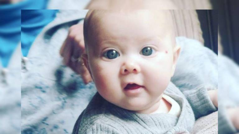 Inglaterra: a una bebé la elogiaban por sus grandes ojos azules, pero era el síntoma de una grave enfermedad