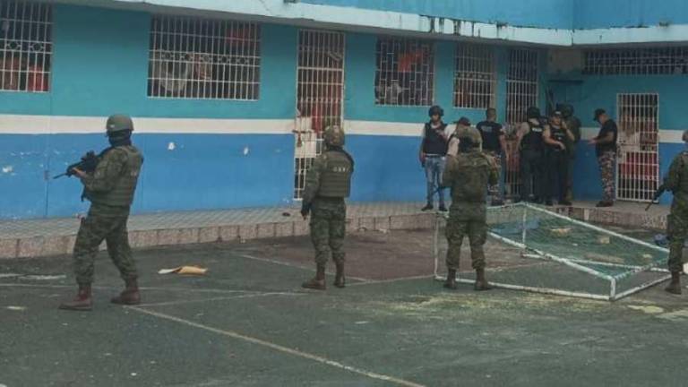 Los militares decomisaron sustancias ilícitas y objetos prohibidos durante la intervención en la prisión de Los Ríos.