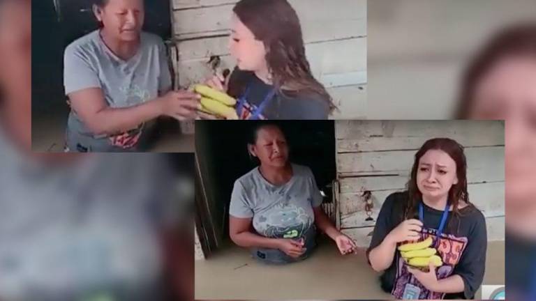 Reportera no puede contener las lágrimas al recibir plátanos de una esmeraldeña que lo ha perdido todo por las inundaciones
