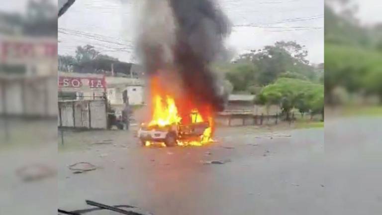 Tres policías secuestrados y un patrullero quemado en Quevedo: suman siete agentes raptados a nivel nacional
