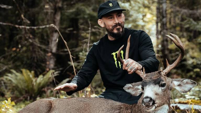 Ecuatorianos critican a Chito Vera tras fotos cazando un ciervo