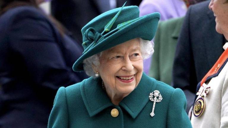 La reina Isabel II usa un bastón por primera vez en un acto público