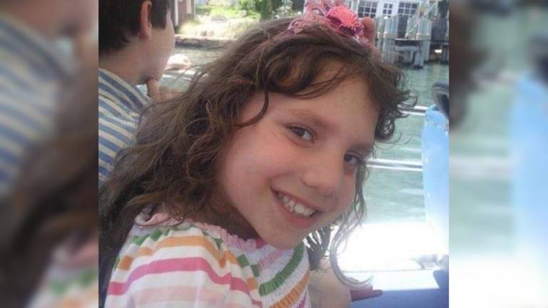 Mujer finge ser niña para ser adoptada y asesinar a su familia
