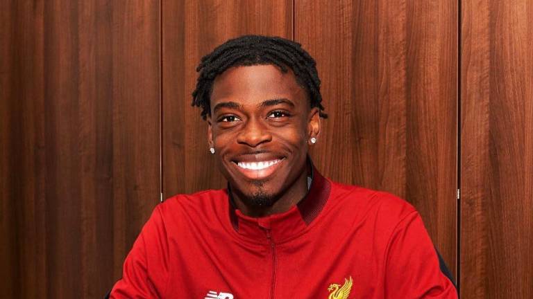 Ovie Ejaria, firmando contrato con el Liverpool en 2018.