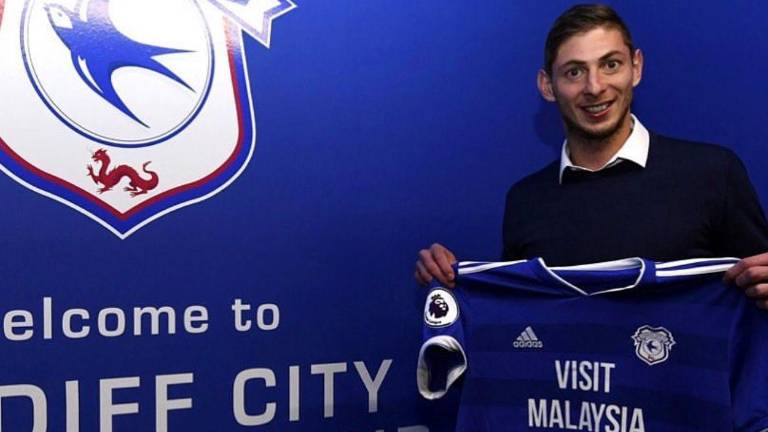 Emiliano Sala muestra la camiseta del Cardiff City durante la presentación de su fichaje.